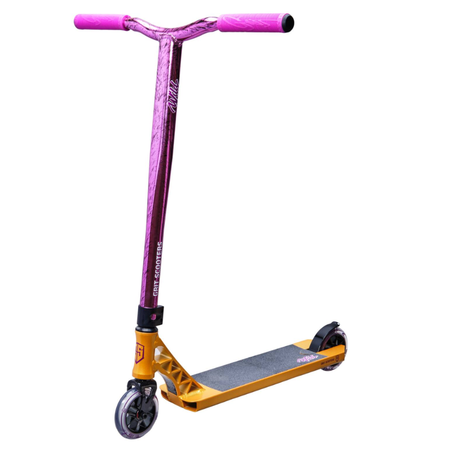 https://mauiwatersports.es/wp-content/uploads/2023/08/Patinete-freestyle-grit-wild-scooter-black-gold-vapour-purple-trucos-skatepark-barato.png