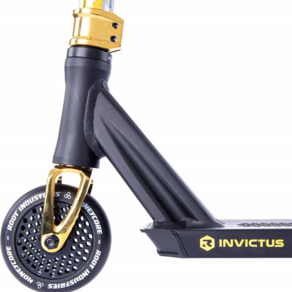 scooter dorado y negro,Maui watersports, versión 2024, scooter freestyle root invictus 2, patinete trucos, comprar online, marbella, puerto banus, regalo perfecto, skate park,